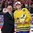 COLOGNE, ALLEMAGNE - 21 MAI: Le PDG de Skoda, Bernhard Maier, remet le trophée du MVP du tournoi au #29 suédois, William Nylander, suite à la victoire suédoise aux tirs au but au Championnat du Monde de Hockey sur Glace 2017 de l'IIHF. (Photo d'André Ringuette / HHOF-IIHF Images)